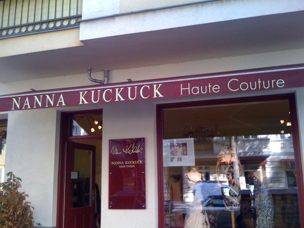 Read more about the article <!--:en-->Looking for the Red Carpet dress at Nana Kuckuck in Berlin!!!!!!<!--:-->